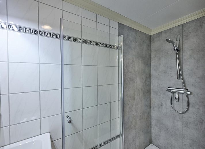 Entspannen Sie sich im Garten mit Jacuzzi in 't Kaatsheuveltje 2, einem Ferienhaus in der gruenen Umgebung von Kaatsheuvel, Nordbrabant.