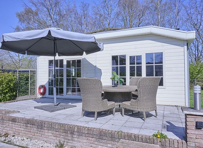 Entspannen Sie sich im Garten mit Jacuzzi in 't Kaatsheuveltje 2, einem Ferienhaus in der gruenen Umgebung von Kaatsheuvel, Nordbrabant.