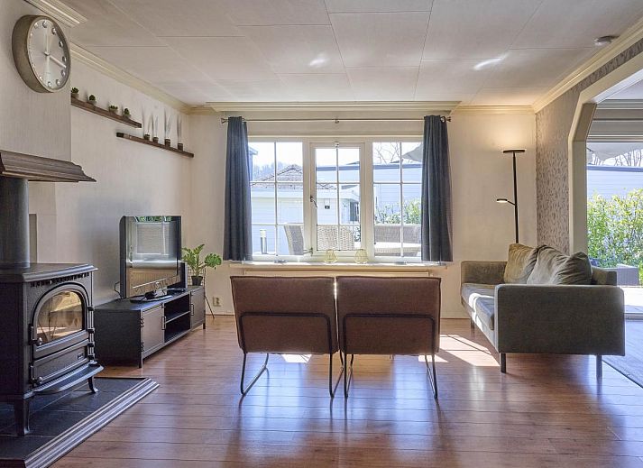 Entspannen Sie sich im Garten mit Jacuzzi in 't Kaatsheuveltje 2, einem Ferienhaus in der gruenen Umgebung von Kaatsheuvel, Nordbrabant.