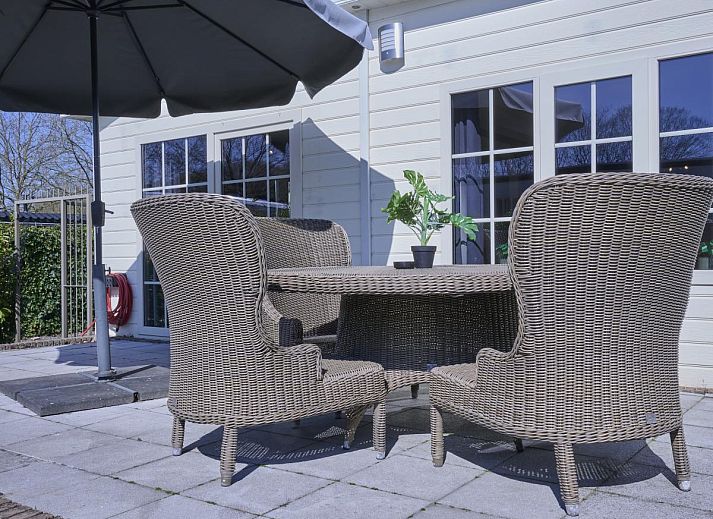 Entspannen Sie sich im Garten mit Jacuzzi in 't Kaatsheuveltje 2, einem Ferienhaus in der gruenen Umgebung von Kaatsheuvel, Nordbrabant.