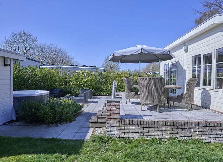 Privater Jacuzzi im Garten von 't Kaatsheuveltje 2, einem komfortablen Ferienhaus in Kaatsheuvel, im Herzen von Nordbrabant.