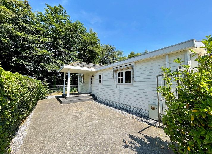Privater Jacuzzi im Garten von 't Kaatsheuveltje 2, einem komfortablen Ferienhaus in Kaatsheuvel, im Herzen von Nordbrabant.