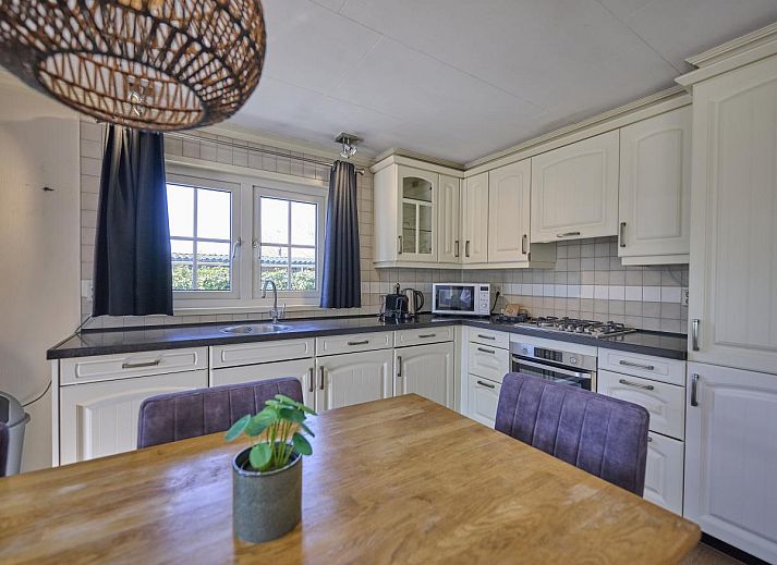 Privater Jacuzzi im Garten von 't Kaatsheuveltje 2, einem komfortablen Ferienhaus in Kaatsheuvel, im Herzen von Nordbrabant.