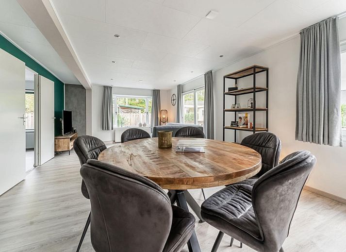 Entspannen Sie sich im Jacuzzi im Kaatsheuveltje 6, Ferienhaus in Kaatsheuvel, Hart van Brabant, Nordbrabant.