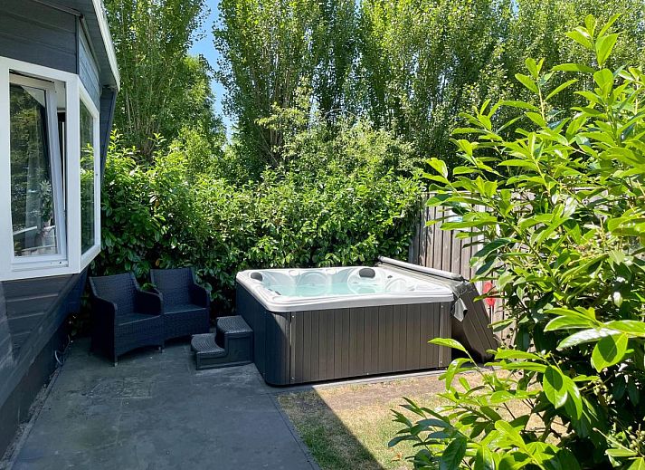 Entspannen Sie sich im Jacuzzi im Kaatsheuveltje 6, Ferienhaus in Kaatsheuvel, Hart van Brabant, Nordbrabant.