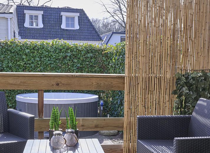 Geniet van de jacuzzi bij 't Kaatsheuveltje 7, een vakantiehuis in Kaatsheuvel, Hart van Brabant, Noord Brabant.