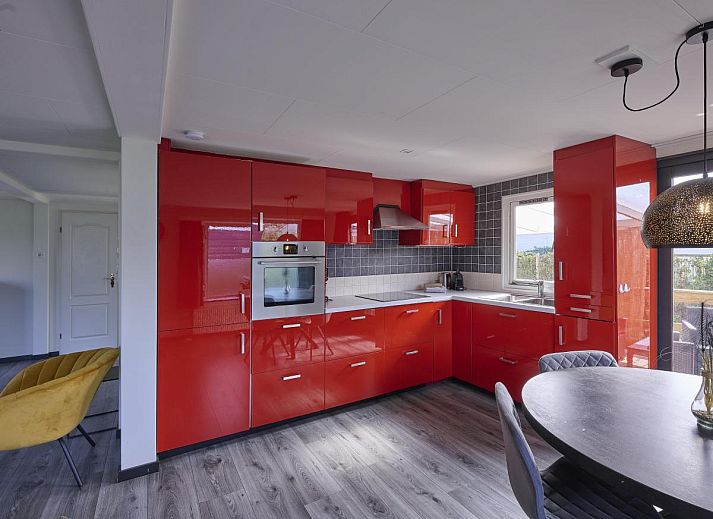 Stijlvolle woonkamer van 't Kaatsheuveltje 7, vakantiehuis in Kaatsheuvel, Noord Brabant, met moderne inrichting.