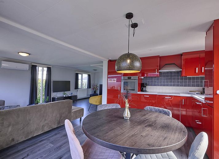 Stijlvolle woonkamer van 't Kaatsheuveltje 7, vakantiehuis in Kaatsheuvel, Noord Brabant, met moderne inrichting.