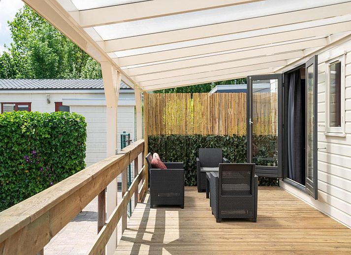 Priveterras met uitzicht op jacuzzi bij 't Kaatsheuveltje 7, vakantiehuis in Kaatsheuvel, Noord Brabant.