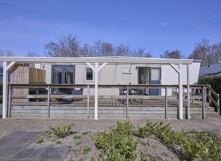 Priveterras met uitzicht op jacuzzi bij 't Kaatsheuveltje 7, vakantiehuis in Kaatsheuvel, Noord Brabant.