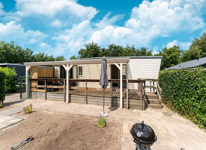 Priveterras met uitzicht op jacuzzi bij 't Kaatsheuveltje 7, vakantiehuis in Kaatsheuvel, Noord Brabant.