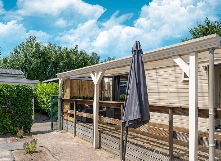 Priveterras met uitzicht op jacuzzi bij 't Kaatsheuveltje 7, vakantiehuis in Kaatsheuvel, Noord Brabant.