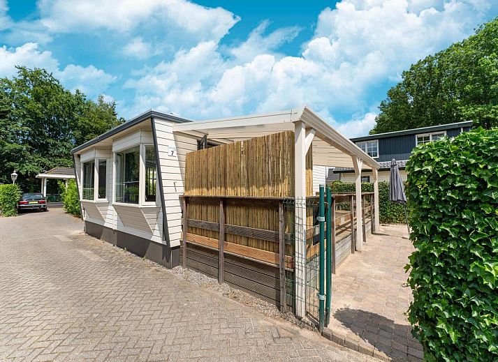 Priveterras met uitzicht op jacuzzi bij 't Kaatsheuveltje 7, vakantiehuis in Kaatsheuvel, Noord Brabant.