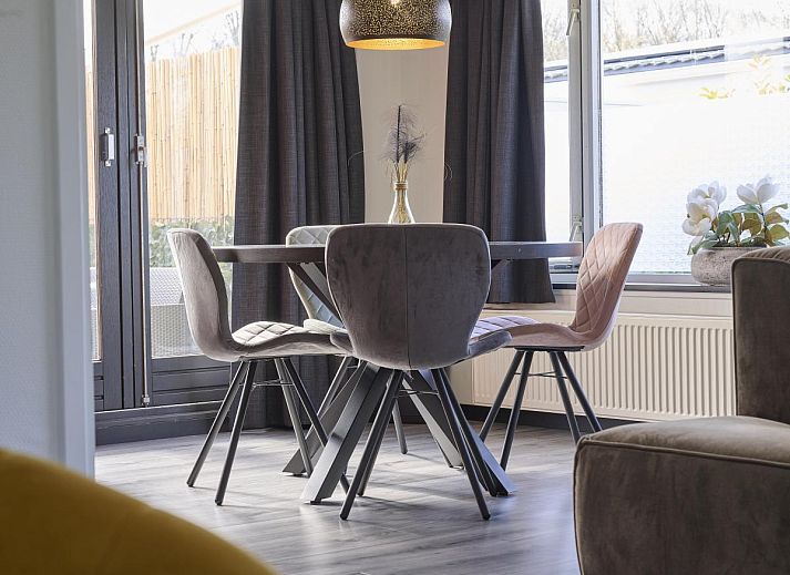 Moderne keuken met rode accenten in 't Kaatsheuveltje 7, vakantiehuis in Kaatsheuvel, Noord Brabant.