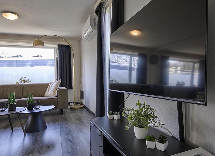 Moderne keuken met rode accenten in 't Kaatsheuveltje 7, vakantiehuis in Kaatsheuvel, Noord Brabant.