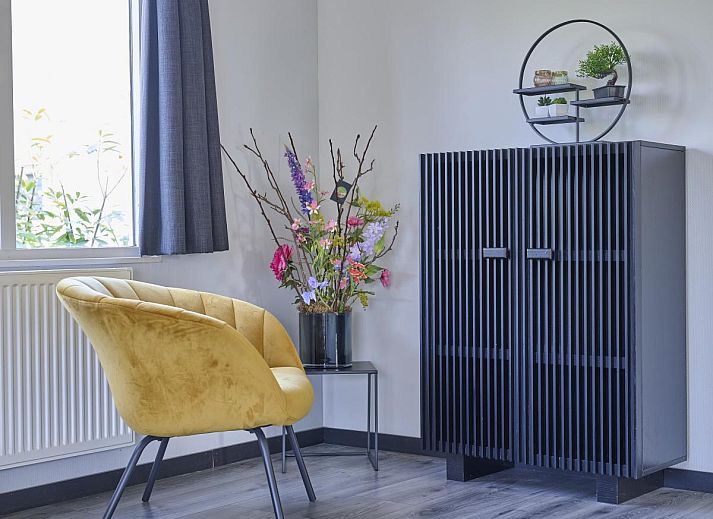 Moderne keuken met rode accenten in 't Kaatsheuveltje 7, vakantiehuis in Kaatsheuvel, Noord Brabant.