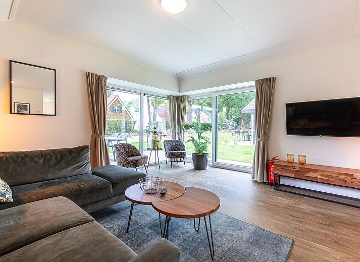 Rckseite des Chalets in Kaatsheuvel, umgeben von Natur in Hart van Brabant, Nordbrabant.