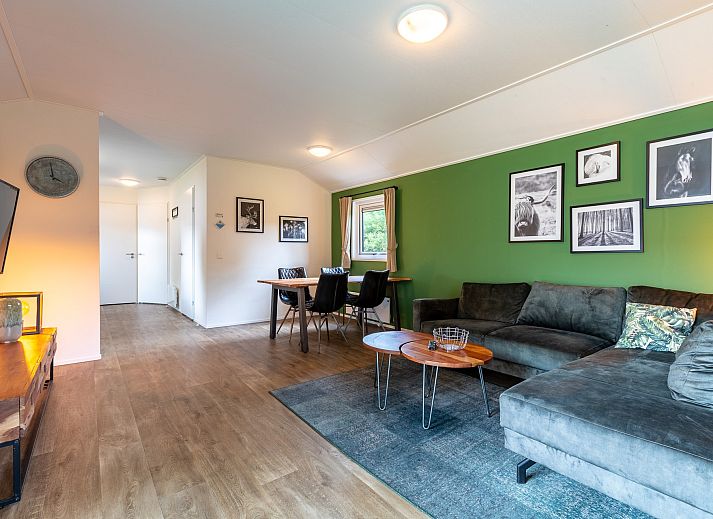 Rckseite des Chalets in Kaatsheuvel, umgeben von Natur in Hart van Brabant, Nordbrabant.