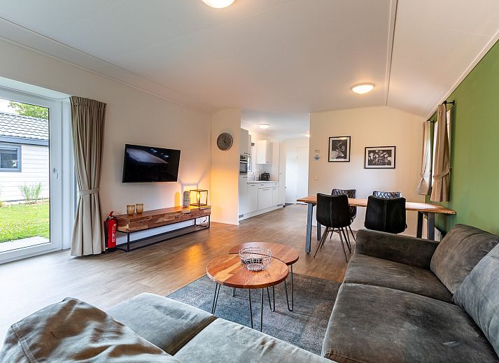 Rckseite des Chalets in Kaatsheuvel, umgeben von Natur in Hart van Brabant, Nordbrabant.