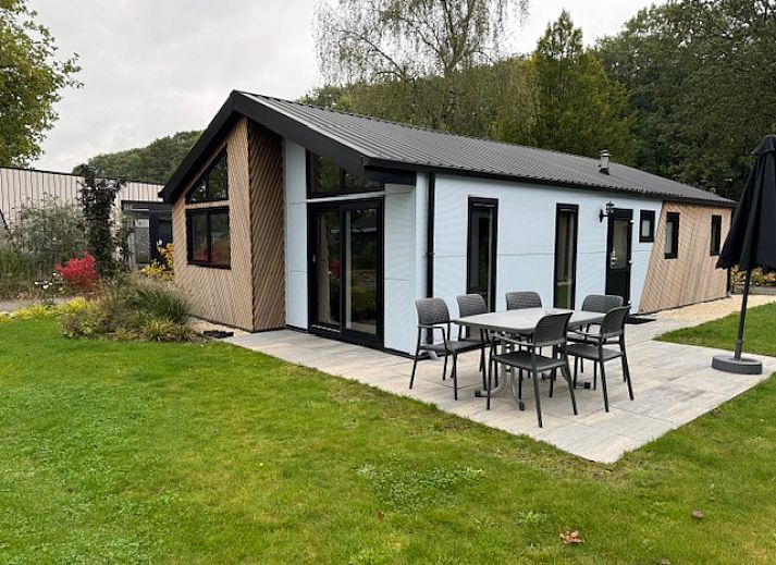 Chalet in Kaatsheuvel mit modernem ueren und Terrasse in Hart van Brabant, Nordbrabant.