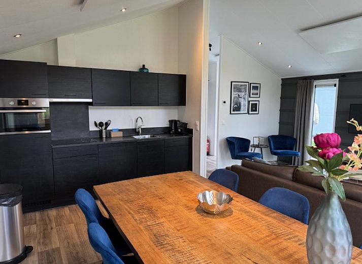 Chalet in Kaatsheuvel mit modernem ueren und Terrasse in Hart van Brabant, Nordbrabant.