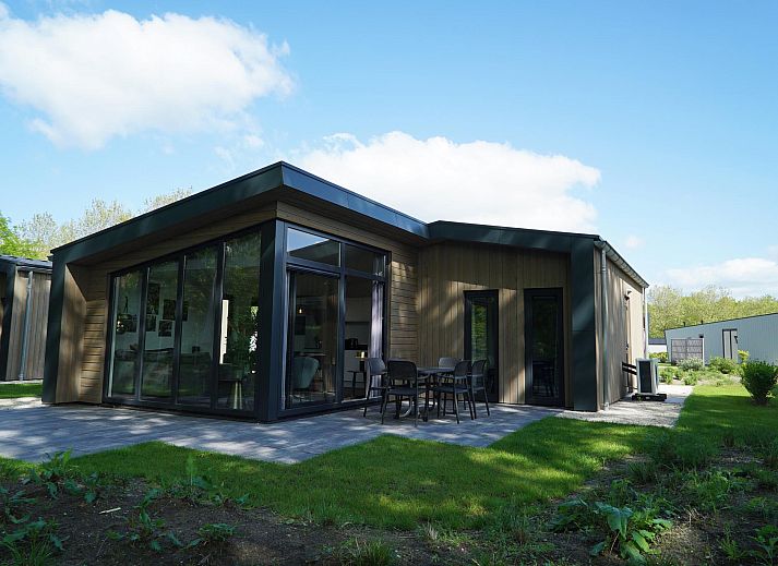 Cube Split 6 Ferienhaus in Kaatsheuvel, Hart van Brabant mit moderner Veranda und gruener Umgebung.