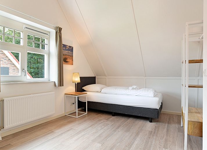 Gezellige woonkamer in 8-persoons vakantiehuis Kaatsheuvel, Hart van Brabant, met open haard en comfortabele zithoek.