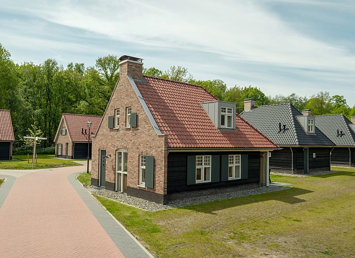 Eetkamer met uitzicht op de tuin in Kaatsheuvel 8-persoons vakantiehuis, Hart van Brabant, Noord Brabant.