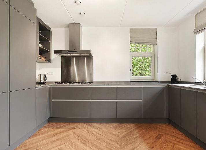 Comfortable sitting area in the 12-person vacation home Kaatsheuvel, Hart van Brabant.