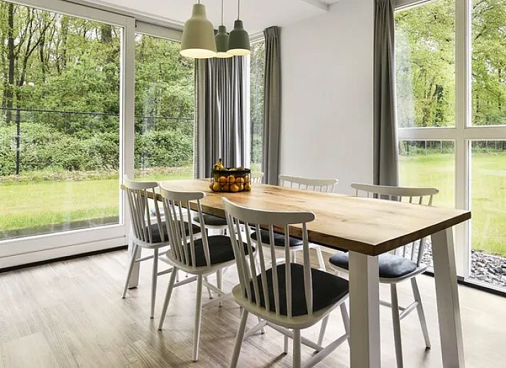 Kaatsheuvel 6-persoons vakantiehuis 6C in Hart van Brabant, Noord Brabant met charmante bakstenen gevel en groene tuin.