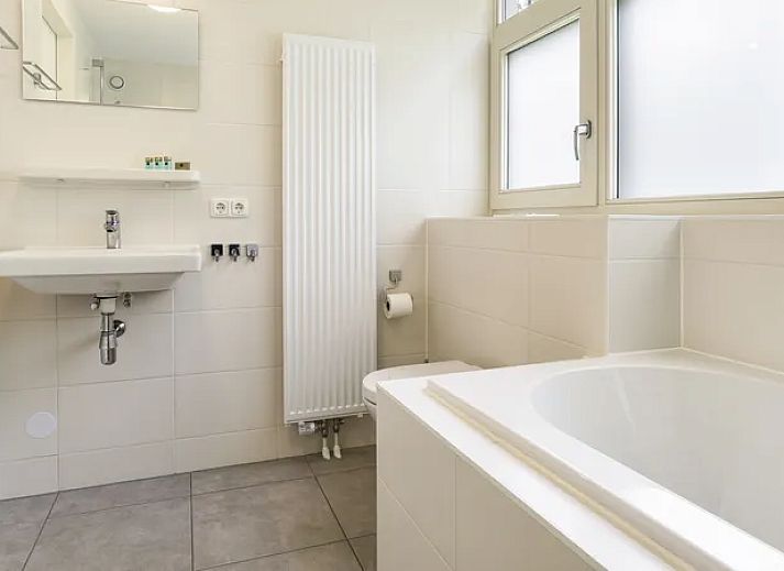 Gezellige woonkamer in Kaatsheuvel 6-persoons vakantiehuis 6C met moderne meubels, Noord Brabant.