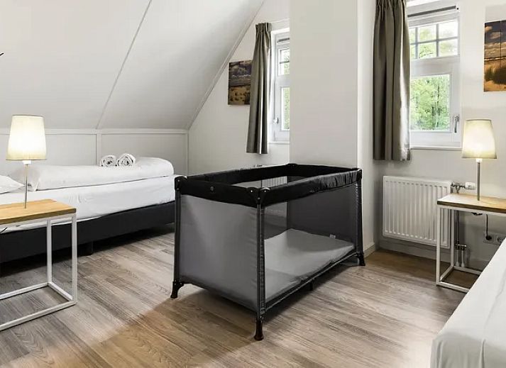 Eetkamer in Kaatsheuvel 6-persoons vakantiehuis 6C met uitzicht op de groene tuin, Hart van Brabant.