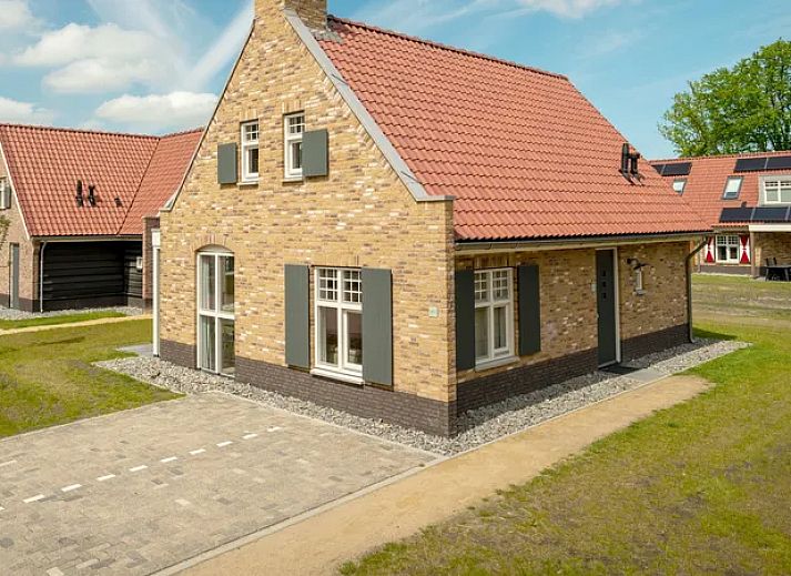 Eetkamer in Kaatsheuvel 6-persoons vakantiehuis 6C met uitzicht op de groene tuin, Hart van Brabant.