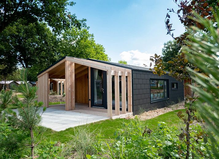 Panorama Cottage 4 in Kaatsheuvel, Nordbrabant, bietet eine schoene Terrasse inmitten gruener Natur, ideal zum Entspannen.