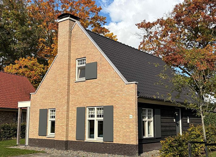 Freistehendes Haus in Kaatsheuvel, ein charmantes Ferienhaus im Herzen von Brabant, umgeben von Herbstfarben und ruhiger Natur.