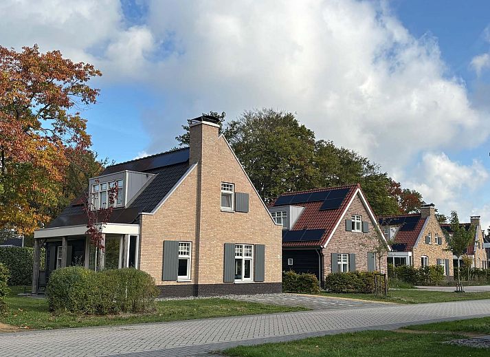 Freistehendes Haus in Kaatsheuvel, ein charmantes Ferienhaus im Herzen von Brabant, umgeben von Herbstfarben und ruhiger Natur.
