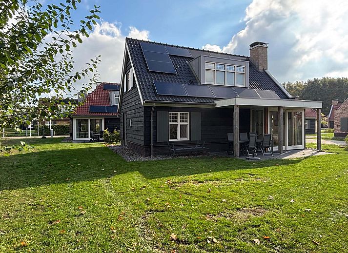 Freistehendes Haus in Kaatsheuvel, ein charmantes Ferienhaus im Herzen von Brabant, umgeben von Herbstfarben und ruhiger Natur.