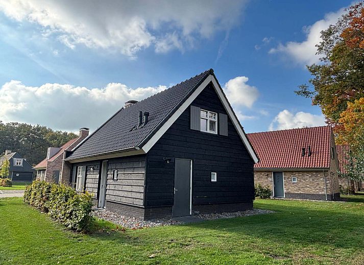 Freistehendes Haus in Kaatsheuvel, ein charmantes Ferienhaus im Herzen von Brabant, umgeben von Herbstfarben und ruhiger Natur.