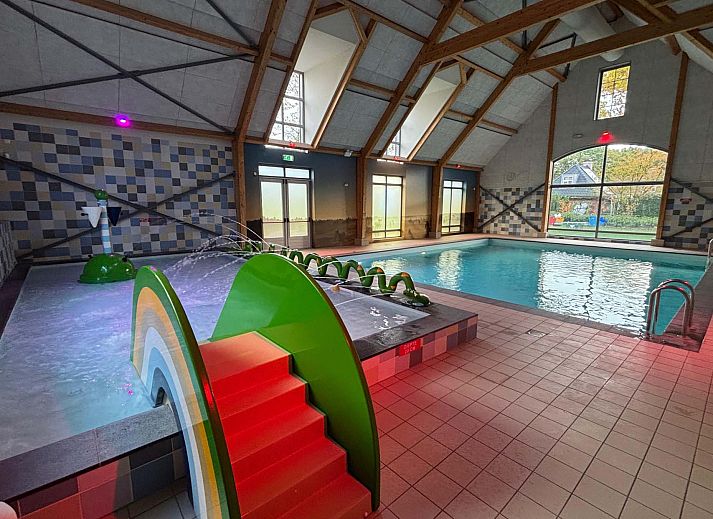 Gemtliches Wohnzimmer eines freistehenden Hauses in Kaatsheuvel, Nordbrabant, mit moderner Einrichtung und gemtlichem Kamin.