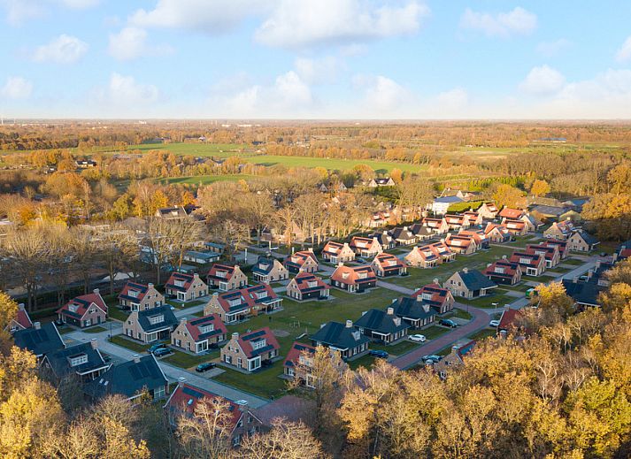 Gemtliches Wohnzimmer eines freistehenden Hauses in Kaatsheuvel, Nordbrabant, mit moderner Einrichtung und gemtlichem Kamin.