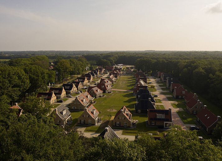 Gemtliches Wohnzimmer eines freistehenden Hauses in Kaatsheuvel, Nordbrabant, mit moderner Einrichtung und gemtlichem Kamin.
