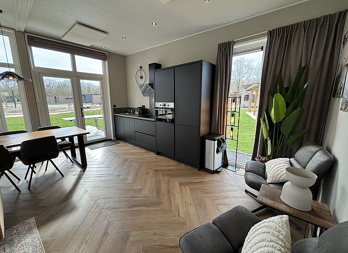 Chalet in Kaatsheuvel, ein Ferienhaus im Herzen von Brabant, mit moderner Terrasse und grner Umgebung.