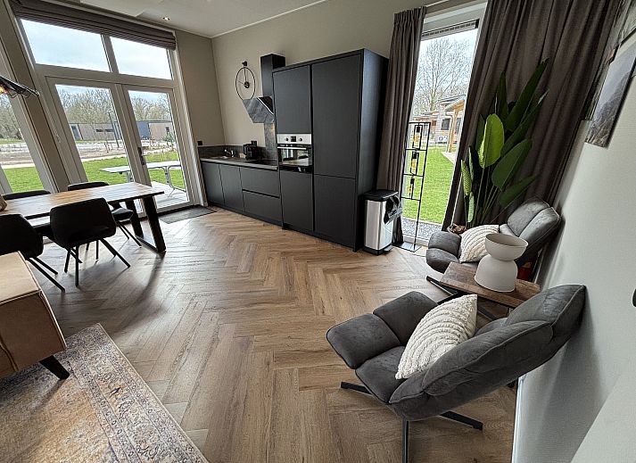 Chalet in Kaatsheuvel, ein Ferienhaus im Herzen von Brabant, mit moderner Terrasse und grner Umgebung.