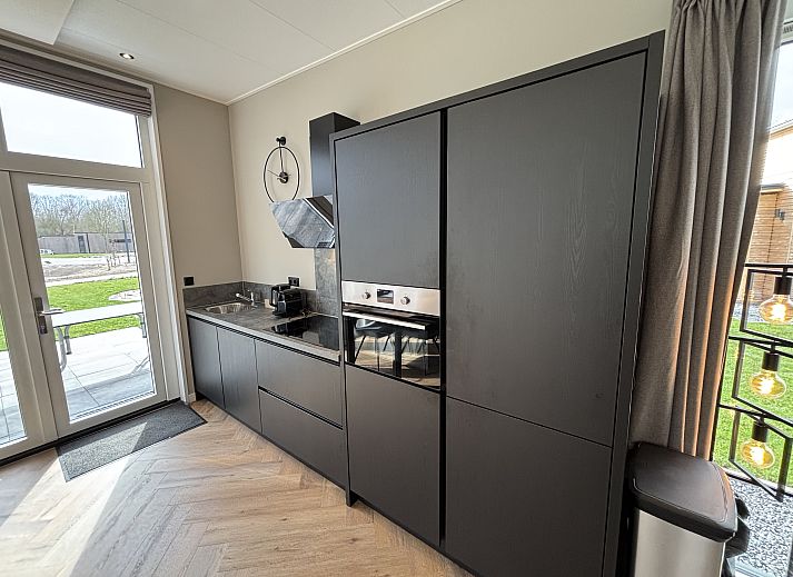 Chalet in Kaatsheuvel, ein Ferienhaus im Herzen von Brabant, mit moderner Terrasse und grner Umgebung.