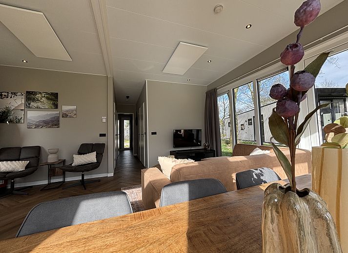 Innenbereich des Chalets in Kaatsheuvel, mit stilvoller Kche und Blick auf die grne Landschaft.