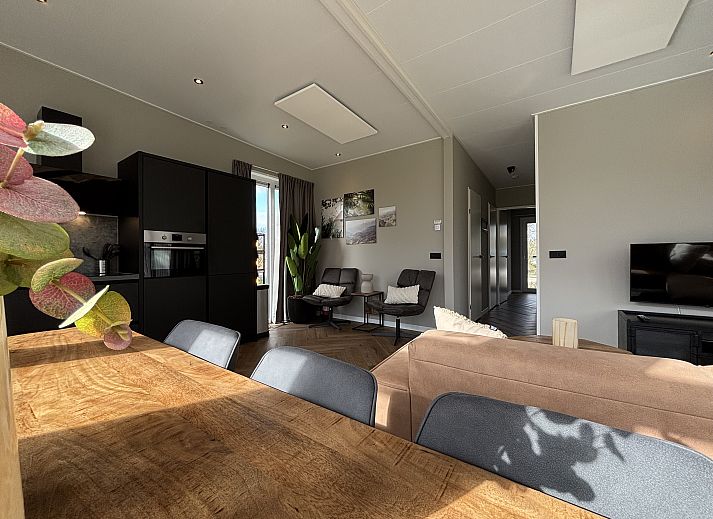 Innenbereich des Chalets in Kaatsheuvel, mit stilvoller Kche und Blick auf die grne Landschaft.