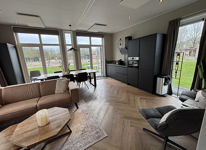 Innenbereich des Chalets in Kaatsheuvel, mit stilvoller Kche und Blick auf die grne Landschaft.