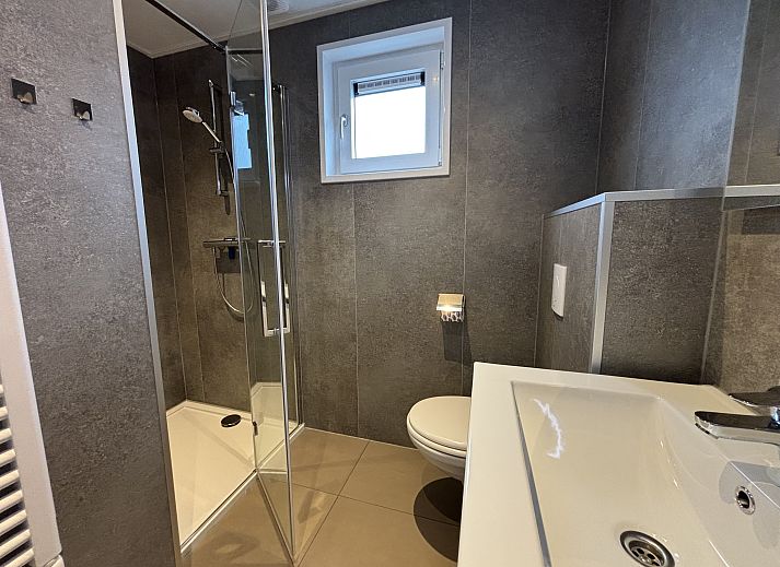 Innenbereich des Chalets in Kaatsheuvel, mit stilvoller Kche und Blick auf die grne Landschaft.