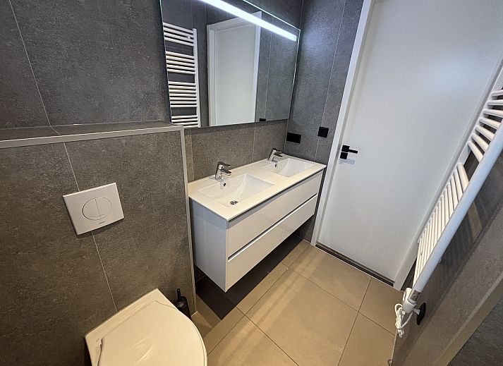 Gemtliches Wohnzimmer im Chalet in Kaatsheuvel, Nordbrabant, mit bequemer Sitzecke und viel Licht.