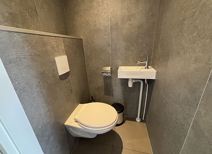 Gemtliches Wohnzimmer im Chalet in Kaatsheuvel, Nordbrabant, mit bequemer Sitzecke und viel Licht.